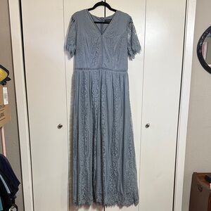 Chic Lace Maxi Dress in Soft Gray